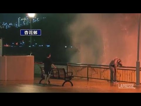 Hong Kong sferzata dal tifone Chaba, venti forti e pioggia battente