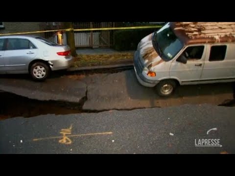 New York, la strada crolla e il furgone precipita nella voragine