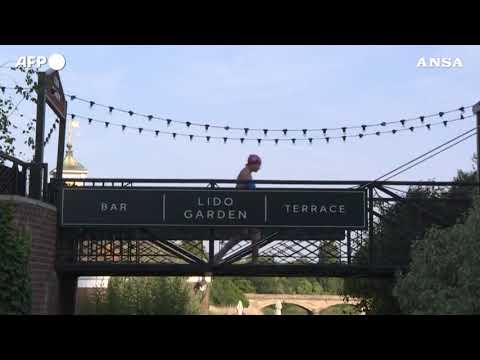 Caldo record in Gran Bretagna, londinesi fanno un tuffo nel lago di Hyde Park
