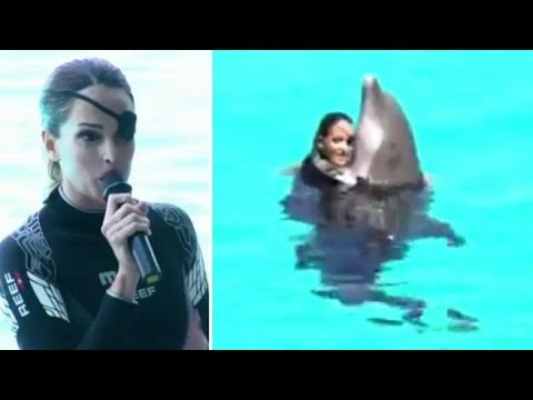 Gessica Notaro torna a nuotare con i delfini: l’esibizione all’Oltremare di Riccione