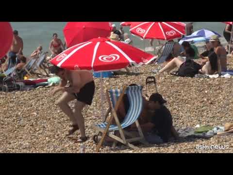 Caldo record in Gb, le spiagge di Brighton prese d’assalto