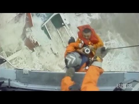 Hong Kong: nave affonda durante tifone Chaba, le complicate operazioni di salvataggio