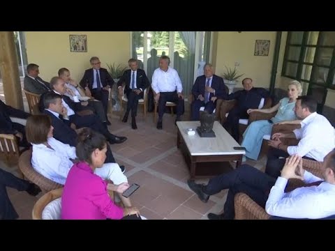 Vertice di centrodestra a Villa Grande, ecco le immagini dell’incontro