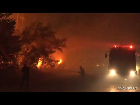 Grecia, rogo alla periferia Nord di Atene: centinaia di sfollati