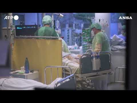 Covid, salgono i ricoveri: occupazione oltre la soglia critica