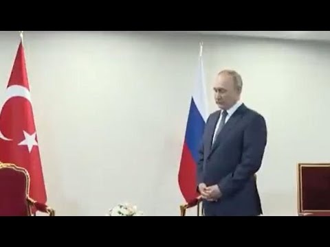 Erdogan fa aspettare Putin in piedi per 50 lunghissimi secondi davanti alle telecamere