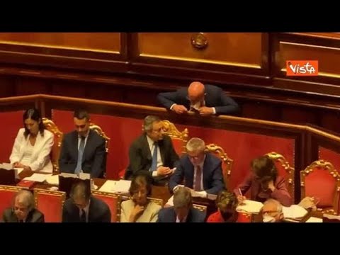 Crisi di Governo, il colloquio di Draghi con D’Incà in Aula al Senato