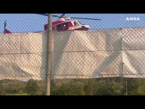 Incendio Versilia, l’elicottero dei vigili del fuoco in azione per spegnere le fiamme