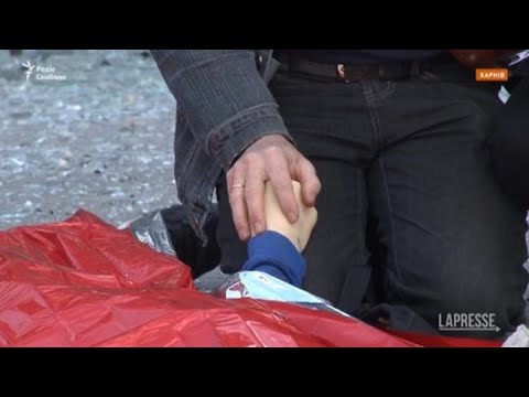 Ucraina: papà non riesce a   lasciare la mano del figlio 13enne morto sotto le bombe russe