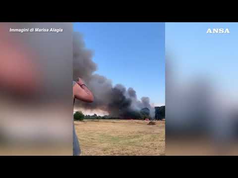 Incendio tra Brianza e Varesotto, colonna di fumo nero