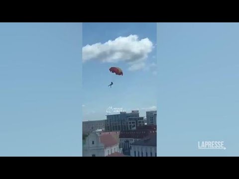Bielorussia, incidente tragicomico durante l’esercitazione militare di un paracadutista