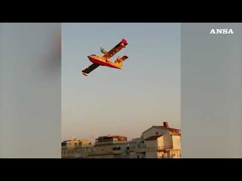 Incendio a Castel Fusano, al lavoro due elicotteri e un canadair