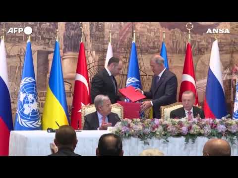 Svolta a Istanbul, Mosca e Kiev firmano l’intesa sul grano