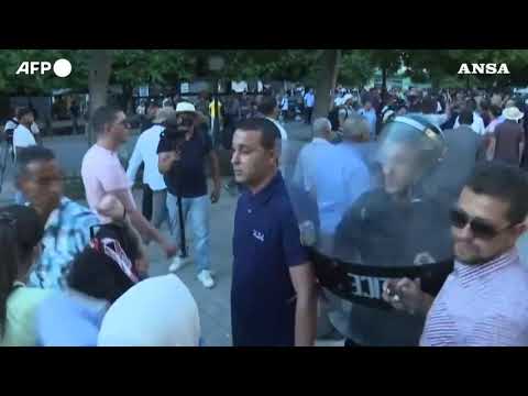 Tunisia, proteste contro la riforma costituzionale: scontri manifestanti-polizia