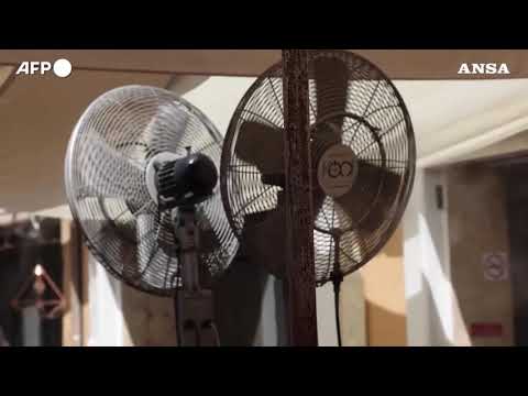 Il caldo assedia l’Italia, oltre 40 gradi e ancora incendi