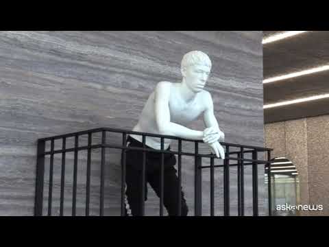 Elmgreen e Dragset, una mostra pazzesca su corpo e società