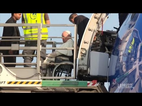 Papa Francesco è partito per il Canada: sale sull’aereo in sedia a rotelle