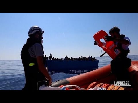 Lampedusa, oltre 400 migranti soccorsi nel Mediterraneo dalla Sea Watch
