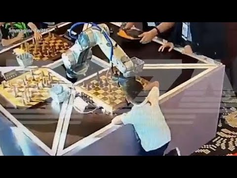 La partita a scacchi finisce male: il robot rompe il dito a un bambino durante la sfida