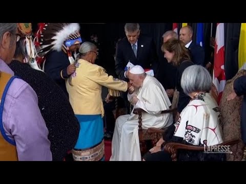 Il Papa in Canada: «Il mio è un viaggio penitenziale». Poi il baciamano a una donna indigena