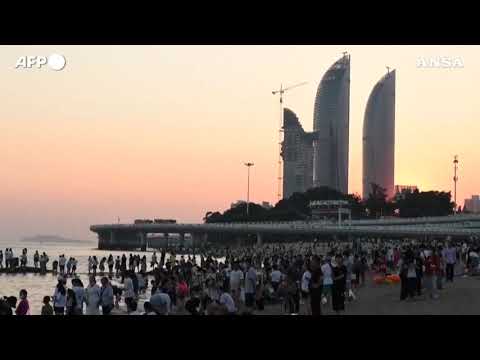Cina, ondata di caldo record: in centinaia si riversano sulla spiaggia a Xiamen