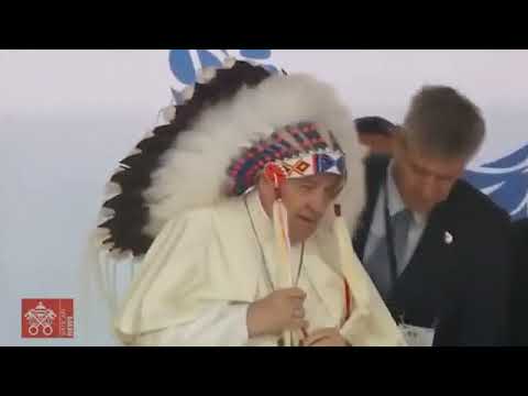 Papa Francesco in Canada indossa il copricapo indiano e chiede perdono ai nativi