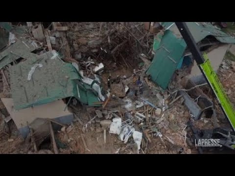 Ucraina, si scava tra le macerie a Chuhuiv dopo i bombardamenti russi