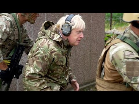 Gb, Johnson partecipa a un addestramento militare delle forze britanniche ai soldati ucraini