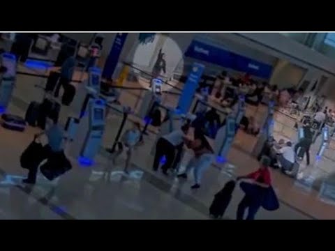 Dallas, donna spara in aeroporto: in un video il momento in cui apre il fuoco e la fuga dei…