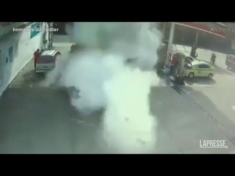 Brasile, l’auto esplode durante il rifornimento: il video è impressionante