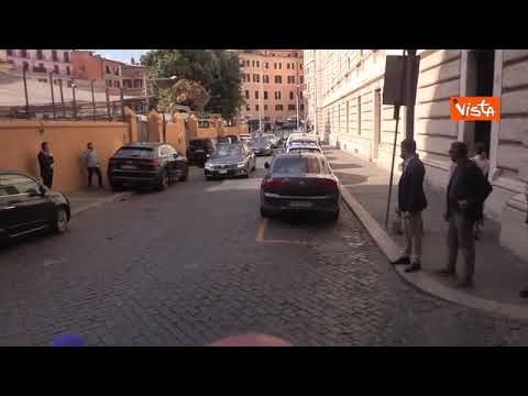 Silvio Berlusconi a Montecitorio per il vertice del centrodestra, ecco l’arrivo in macchina