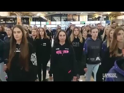 Russia, flash mob dell’organizzazione giovanile «Putin Team» per il leader del Cremlino