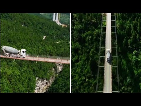 Cina, il ponte sospeso da brividi di Chongqing