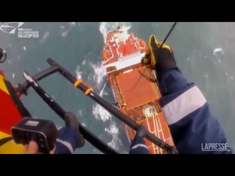 Australia, nave alla deriva a sud di Sydney: equipaggio salvato grazie all’elicottero
