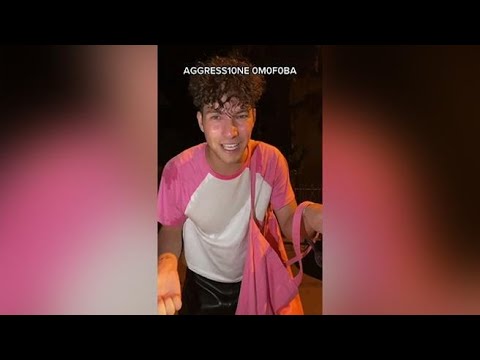 Insulti omofobi, sputi e lancio di birra: ragazzo racconta aggressione in diretta su TikTok