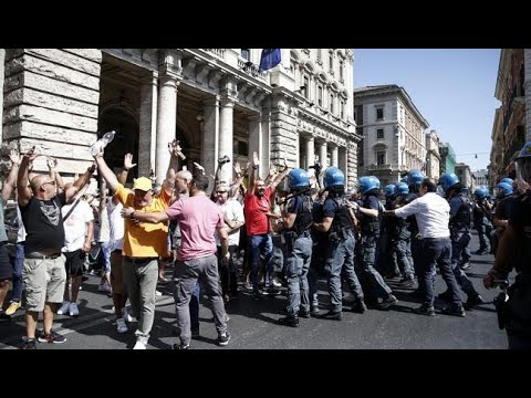 Sciopero taxi a Roma, manifestanti provano a sfondare la sicurezza a Palazzo Chigi