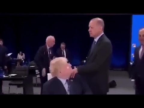Boris Johnson si spaventa al saluto di Erdogan e gli sposta la mano