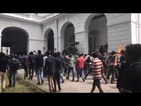 In Sri Lanka migliaia di persone assediano il palazzo della presidenza