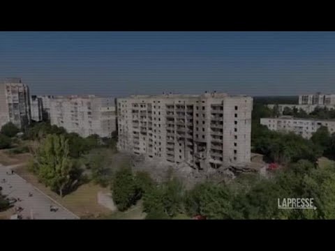 Ucraina, missile russo colpisce un palazzo a Odessa: il video dal drone