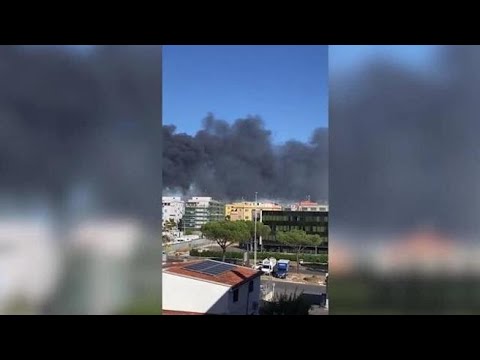 Incendio a Roma, il video postato sui social. Il vento abbassa il fumo sulle case