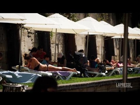Francia: a Parigi presa d’assalto la “spiaggia” sulla Senna