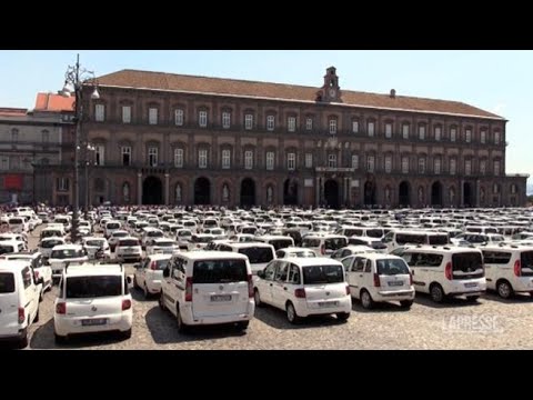 Napoli, esplode la rabbia dei tassisti: 500 vetture parcheggiate a piazza Plebiscito