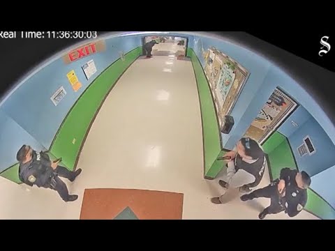 Strage di Uvalde, il killer spara e i poliziotti restano immobili: le immagini della telecamera…