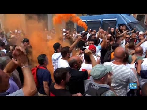 Roma, protesta dei tassisti: fumogeni e cori sotto palazzo Chigi