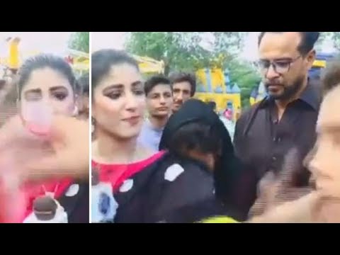 Giornalista pachistana schiaffeggia un ragazzo in diretta: il video e le possibili spiegazioni