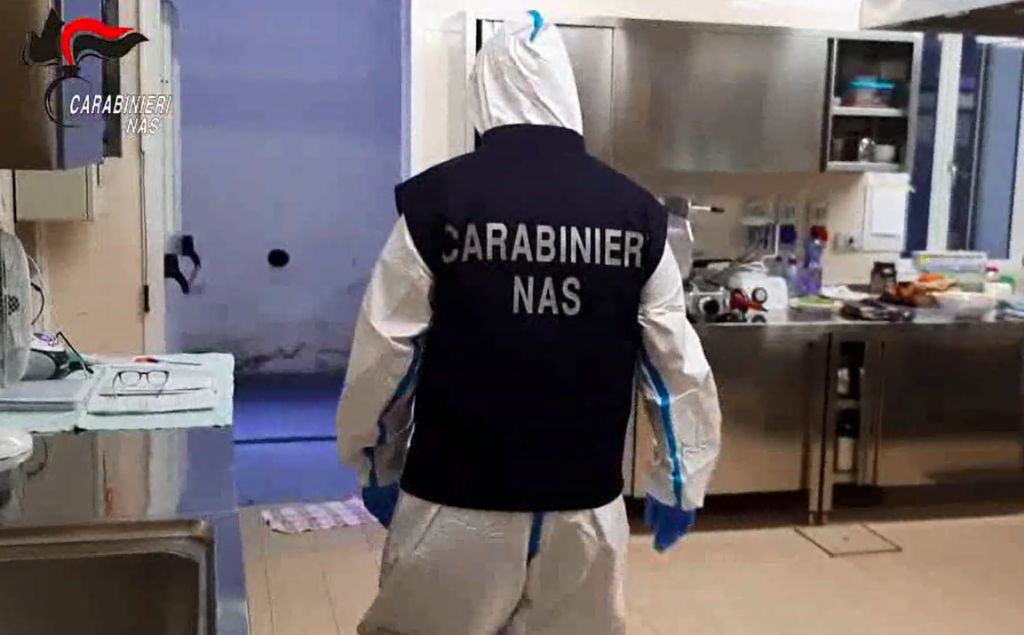 A Ferragosto il 20% delle Rsa irregolari, blatte e operatori ubriachi