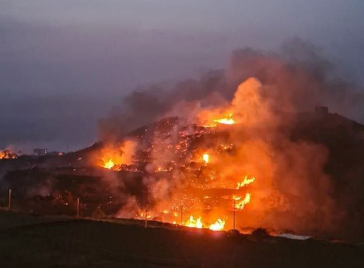 Vasto incendio a Pantelleria, in fuga vip e turisti