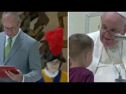 Guardia svizzera sviene durante l’udienza generale del Papa. Poco dopo un bimbo fa irruzione