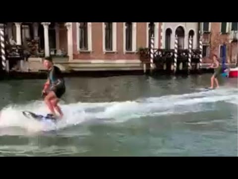 Venezia, individuati i due surfisti sul Canal Grande. La rabbia del sindaco: «Due imbecilli…