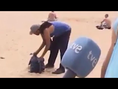 Barcellona, l’operatore della tv sorprende un ladro in spiaggia